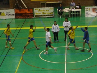 Saludo de los jugadores al inicio del encuentro